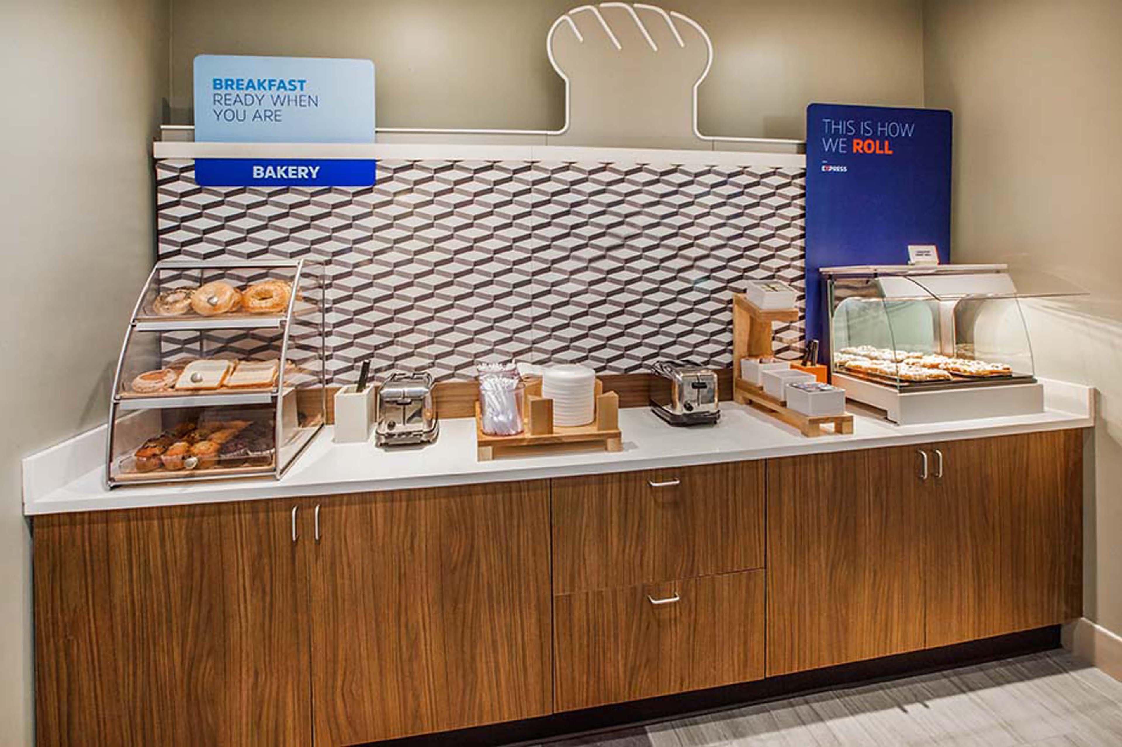 Holiday Inn Express Hotel & Suites Belmont By Ihg Εξωτερικό φωτογραφία