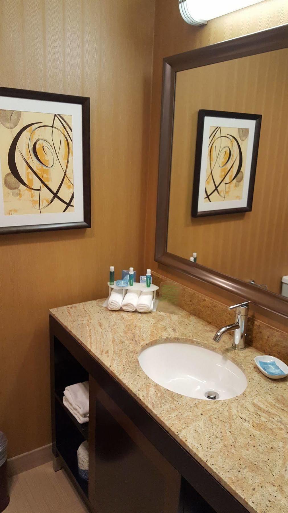 Holiday Inn Express Hotel & Suites Belmont By Ihg Εξωτερικό φωτογραφία